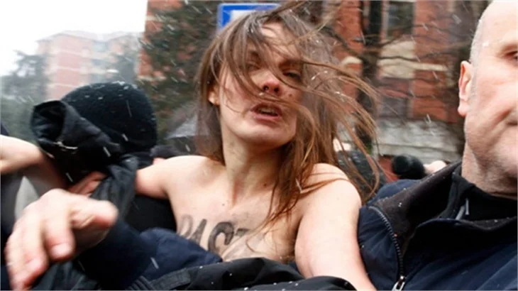 Femen, Berlusconi'yi protesto etti!
