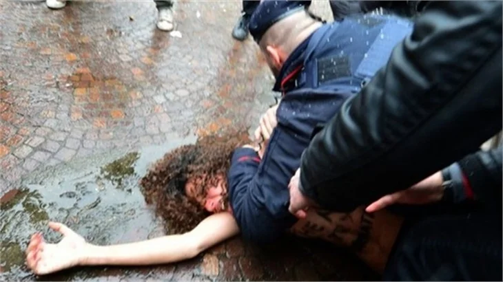 Femen, Berlusconi'yi protesto etti!