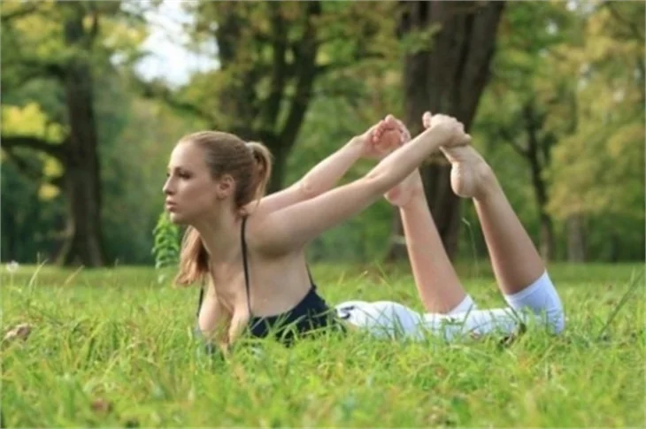 Parkta yoga yaptı şansı açıldı!