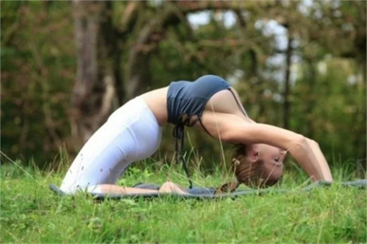 Parkta yoga yaptı şansı açıldı!