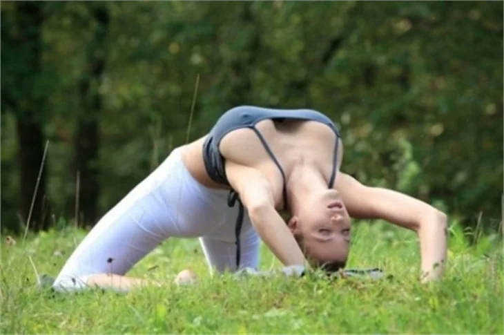 Parkta yoga yaptı şansı açıldı!