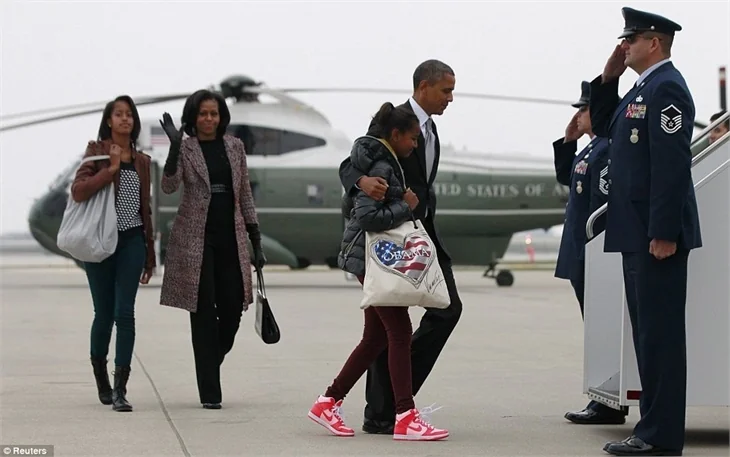 Obama'nın saçlarını kızları beyazlattı