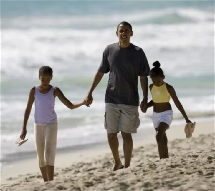 Obama'nın saçlarını kızları beyazlattı