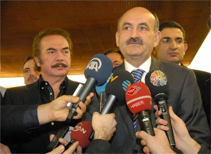 Bakan'ın Müslüm Gürses tweet'i teknik hata!