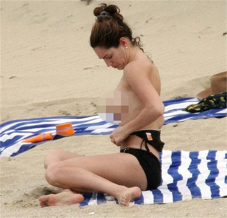 Katie Prince, Kelly Brook'un üstsüz halini paylaştı!