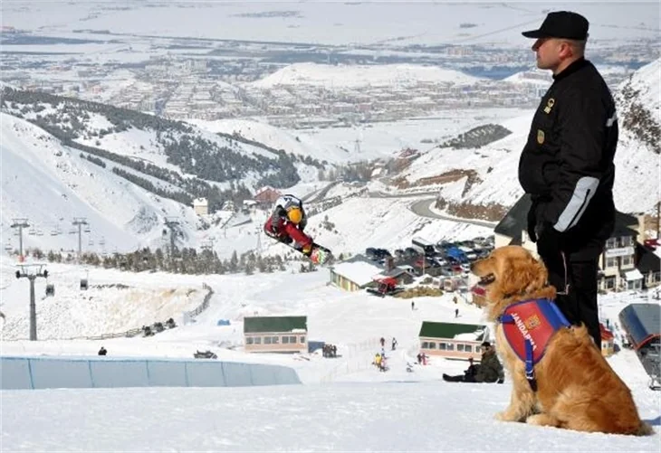 Jandarma Gurbet'in snowboard merakı