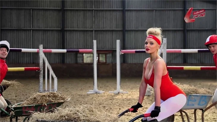 Helen Flanagan bunu da yaptı!
