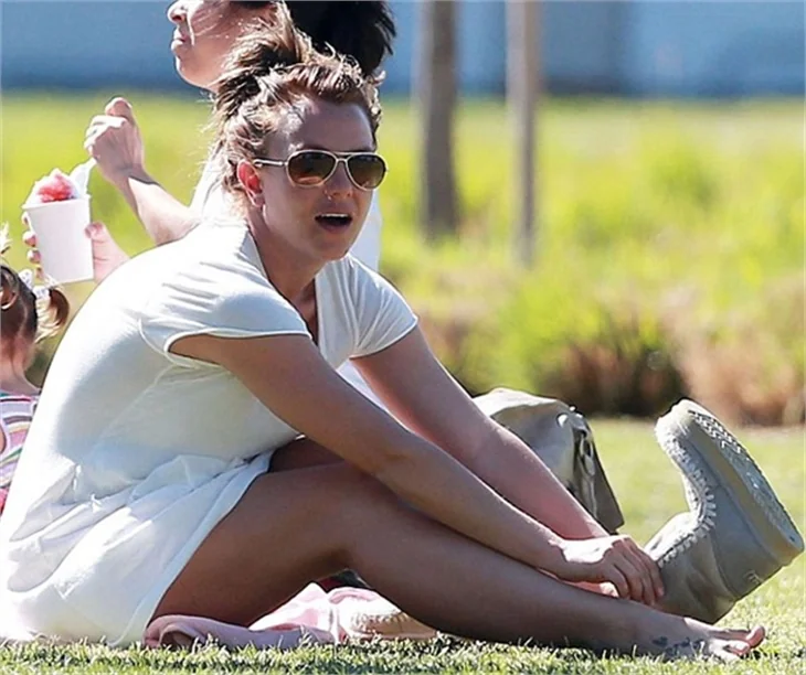 Britney Spears'ı eteği rezil etti!