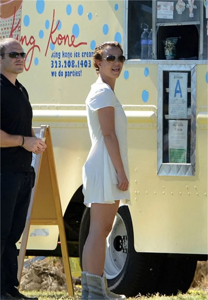 Britney Spears'ı eteği rezil etti!