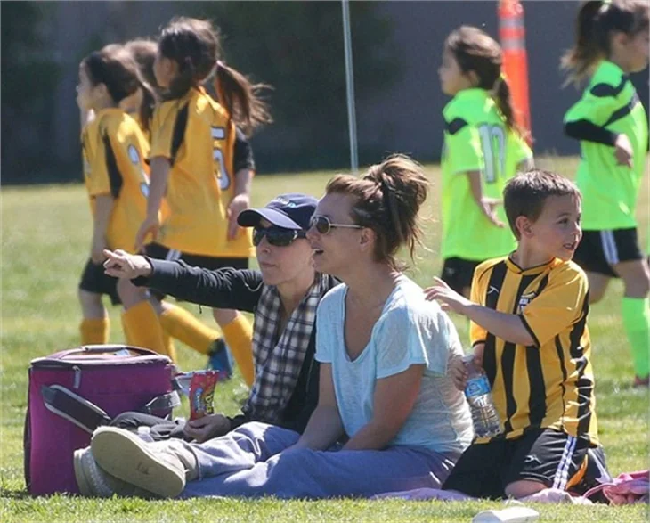 Britney Spears'ı eteği rezil etti!