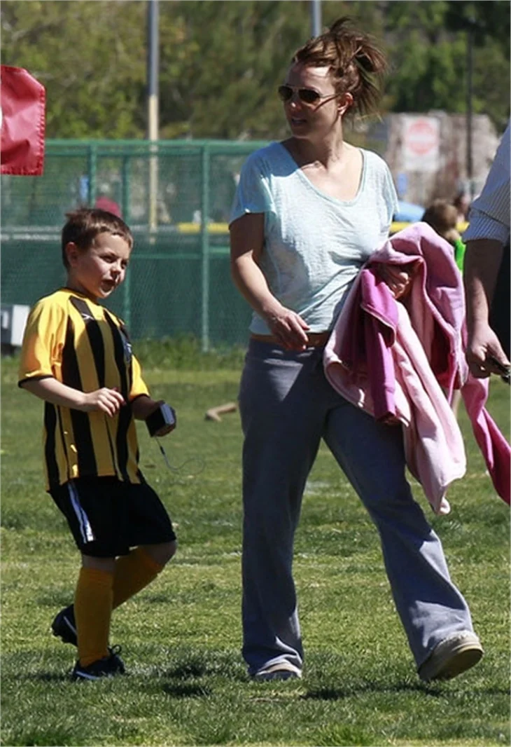 Britney Spears'ı eteği rezil etti!