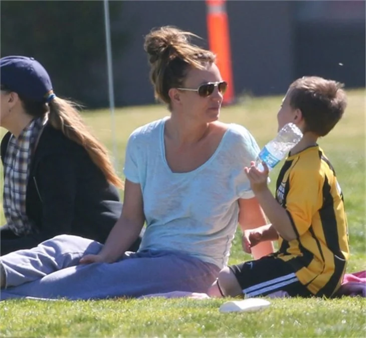 Britney Spears'ı eteği rezil etti!