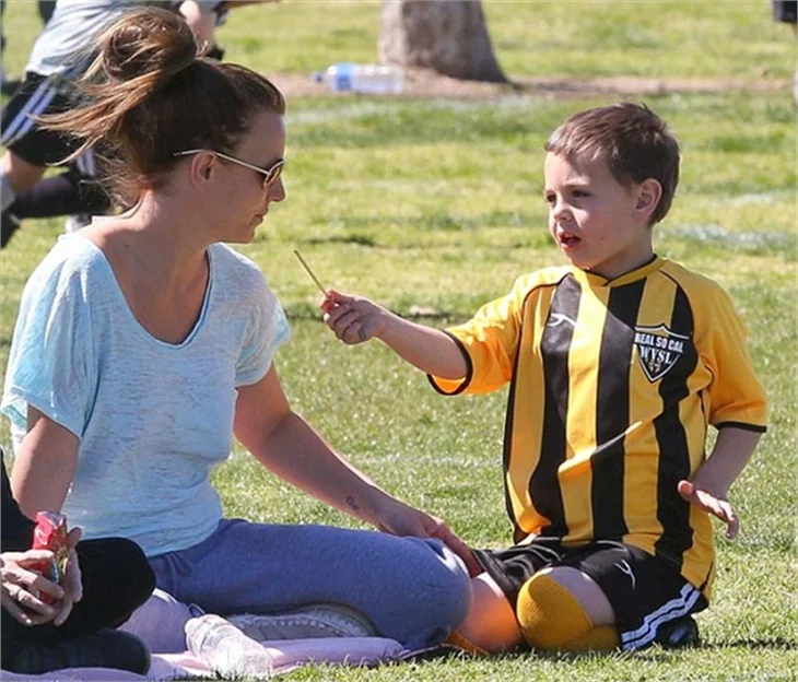 Britney Spears'ı eteği rezil etti!