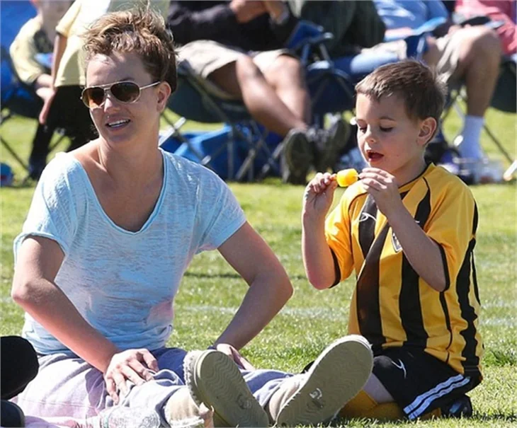 Britney Spears'ı eteği rezil etti!