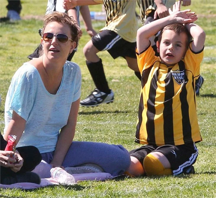 Britney Spears'ı eteği rezil etti!