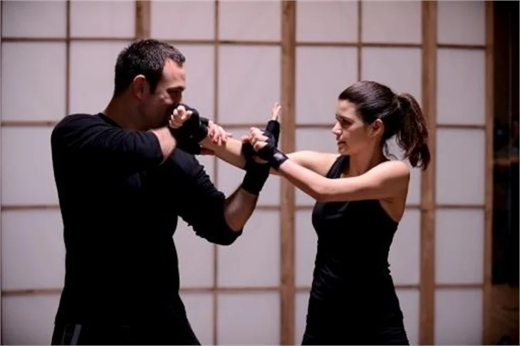 Beren Saat'ten dövüş taktikleri!
