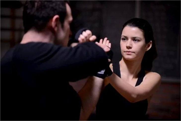 Beren Saat'ten dövüş taktikleri!