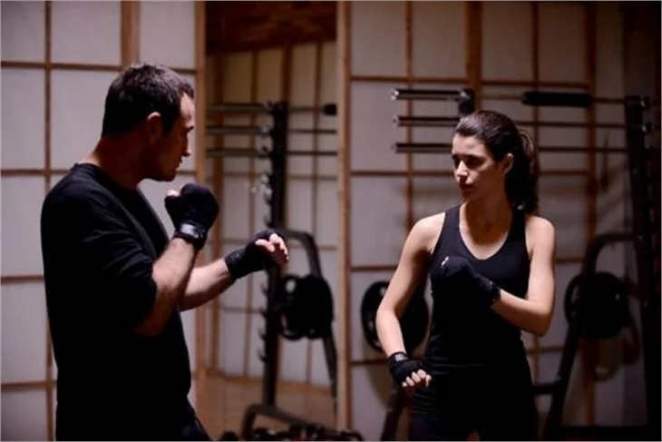 Beren Saat'ten dövüş taktikleri!