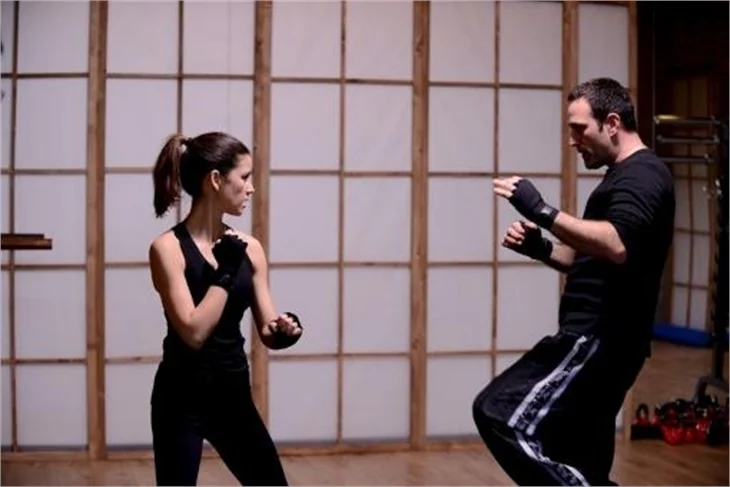 Beren Saat'ten dövüş taktikleri!