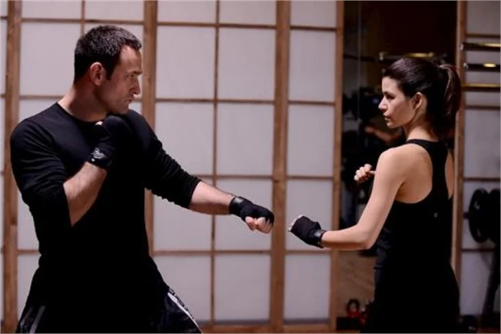 Beren Saat'ten dövüş taktikleri!