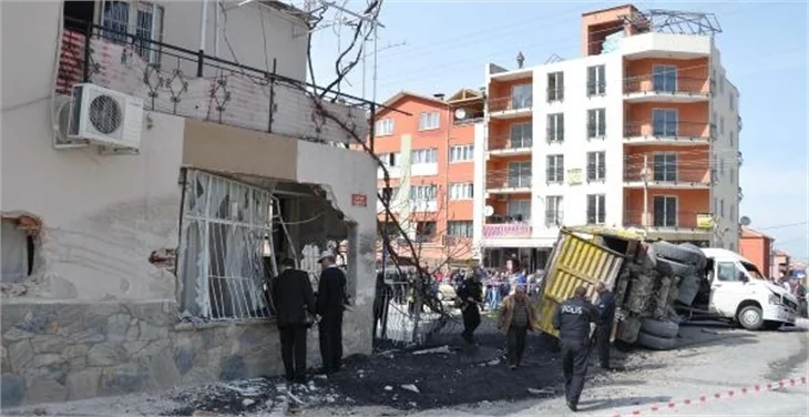 Kamyon otomobili pres yaptı