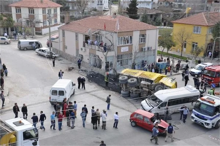 Kamyon otomobili pres yaptı
