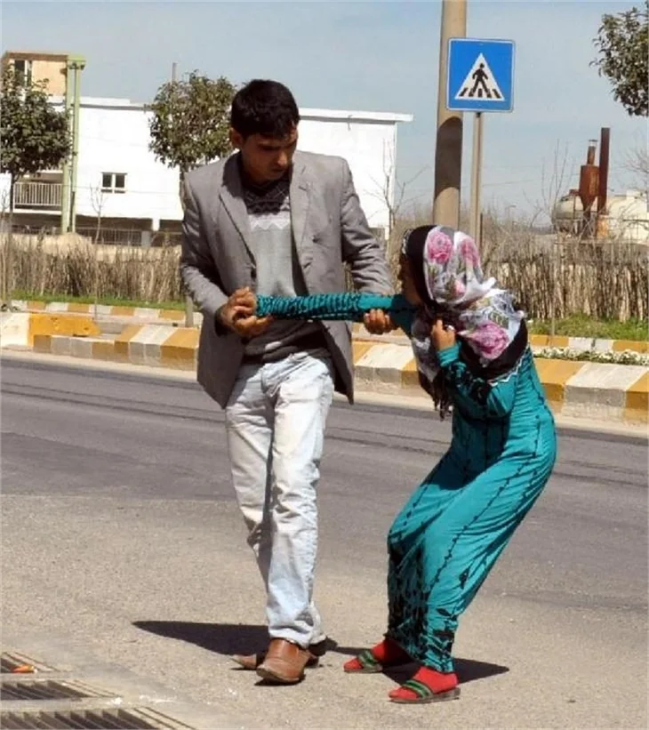 Genç kızı sokakta böyle taciz ettiler!
