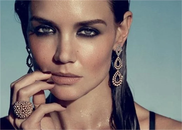 Katie Holmes boşandı ve soyundu!