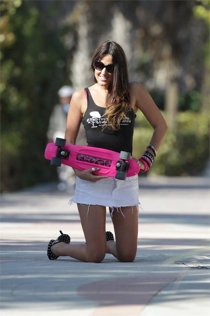 Claudia Romani topuklularla kaykaya bindi!