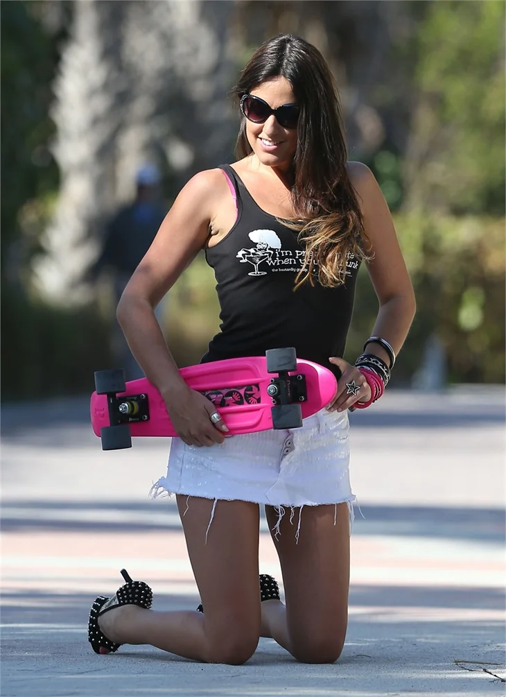 Claudia Romani topuklularla kaykaya bindi!