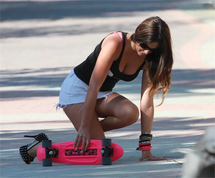 Claudia Romani topuklularla kaykaya bindi!