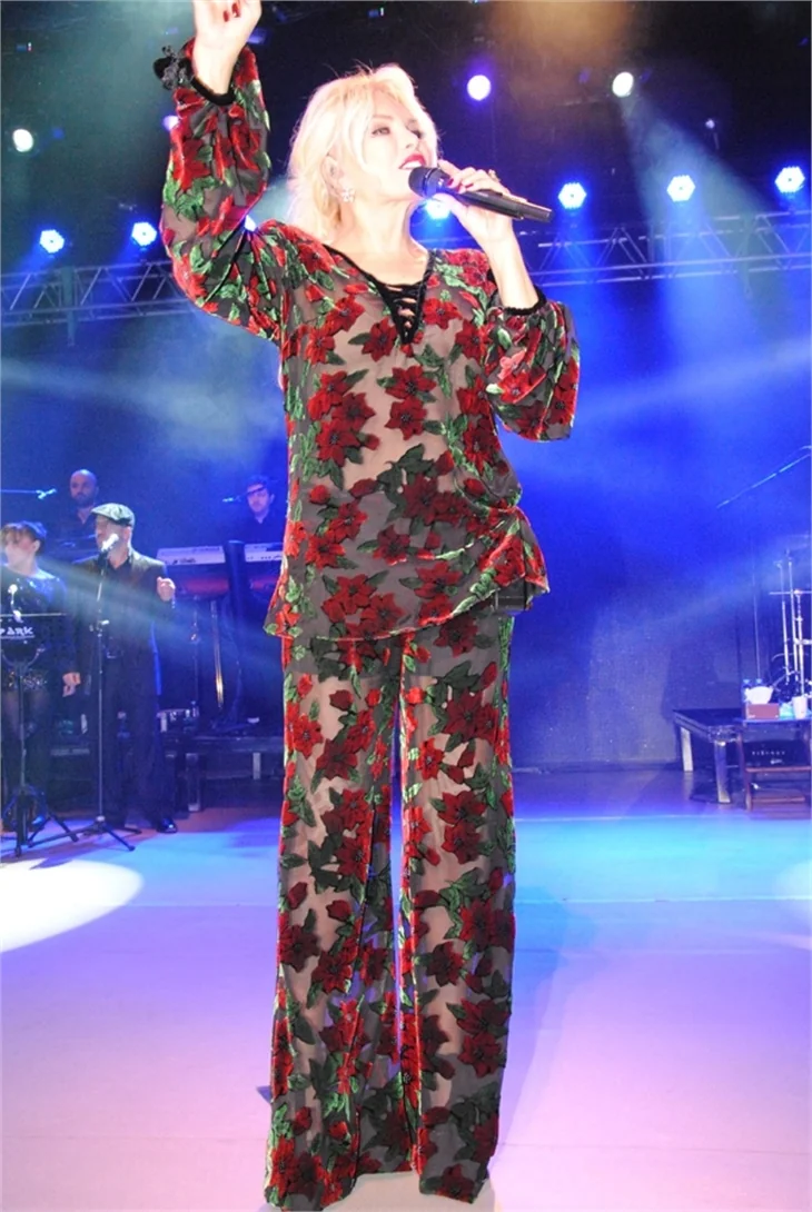 Ajda Pekkan 'özel' sporcularla sahnede!