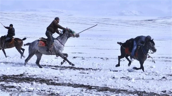 Kars'ta kar ve tipiye rağmen cirit oynadılar
