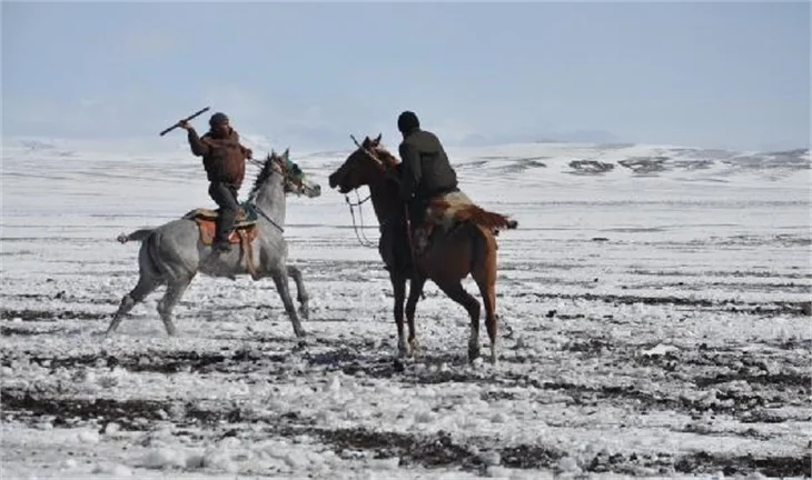 Kars'ta kar ve tipiye rağmen cirit oynadılar
