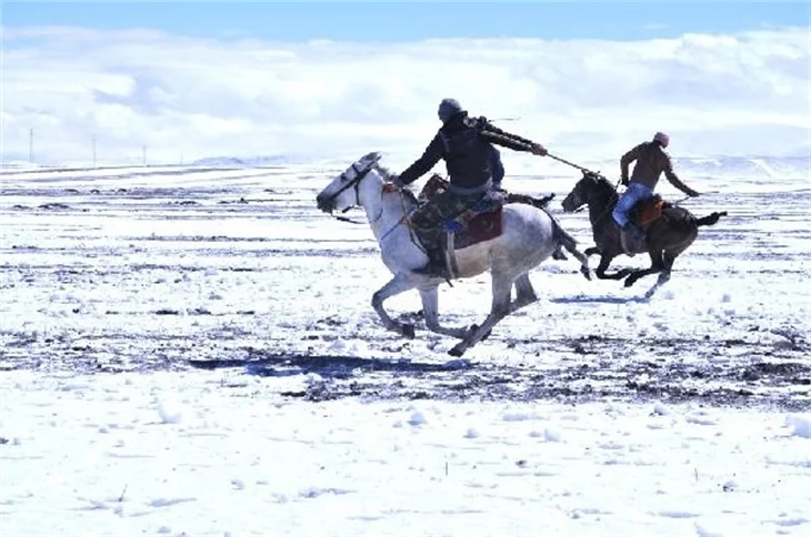 Kars'ta kar ve tipiye rağmen cirit oynadılar