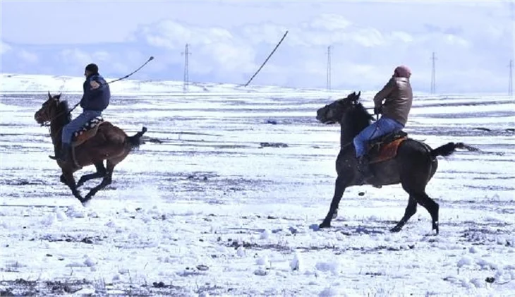 Kars'ta kar ve tipiye rağmen cirit oynadılar