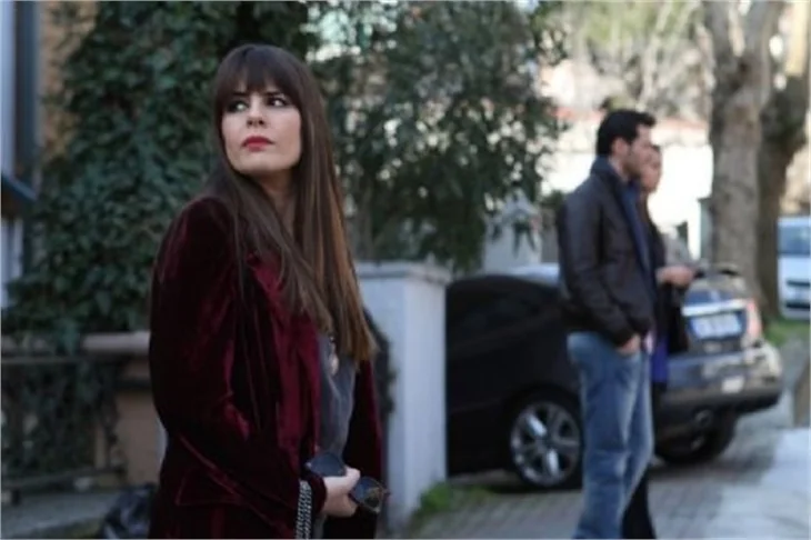 Ezgi Asaroğlu ve Carlos'lu diziden ilk kareler!