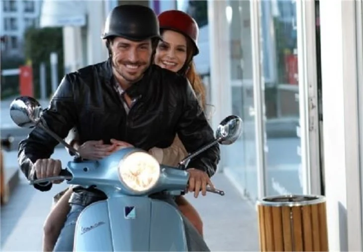 Ezgi Asaroğlu ve Carlos'lu diziden ilk kareler!