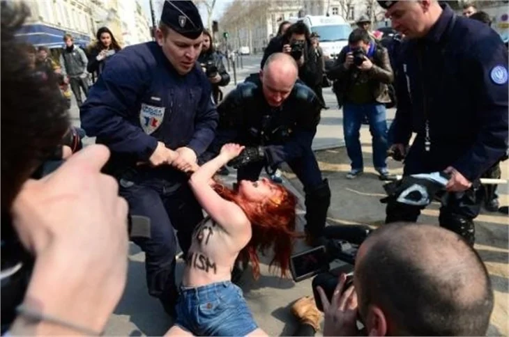 Femenler yine soyundu!