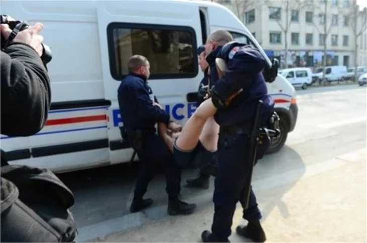 Femenler yine soyundu!