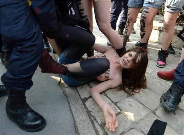 Femenler yine soyundu!