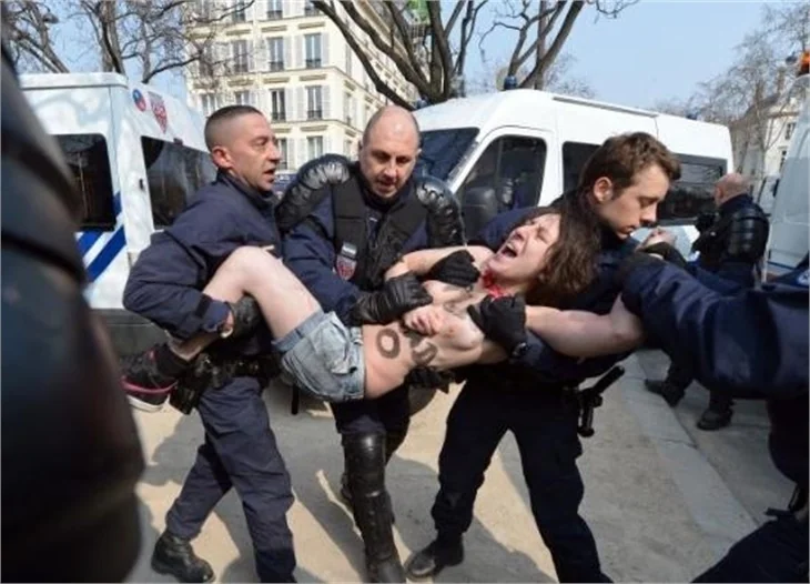 Femenler yine soyundu!