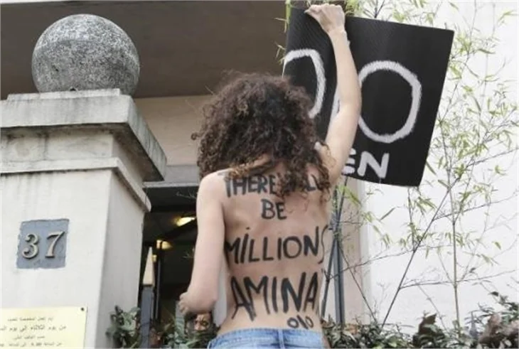 Femenler yine soyundu!