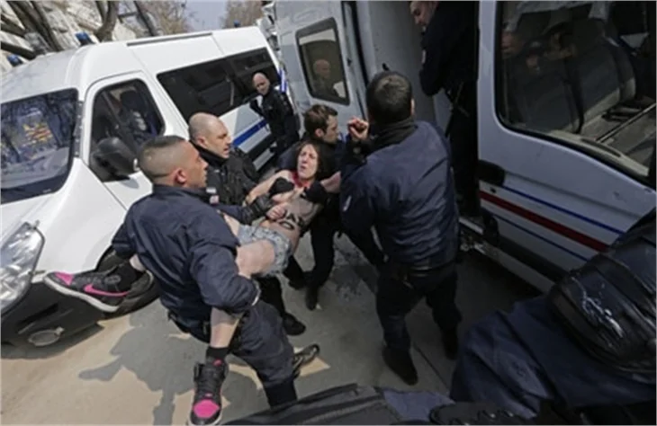 Femenler yine soyundu!