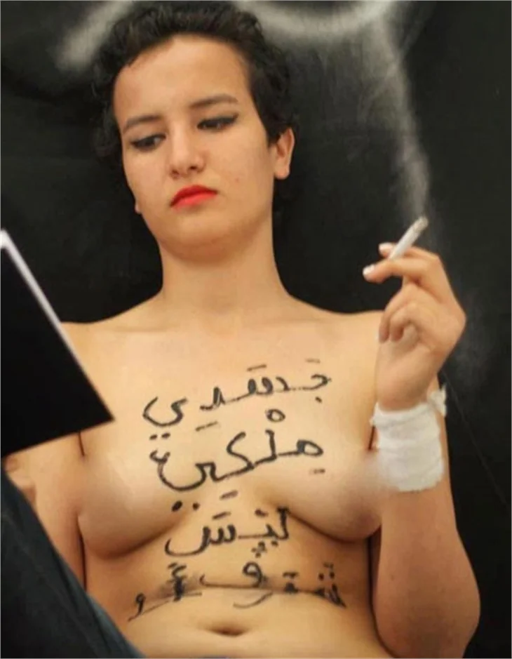 Femenler yine soyundu!