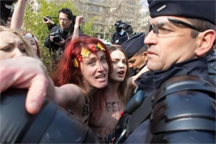 Femenler yine soyundu!