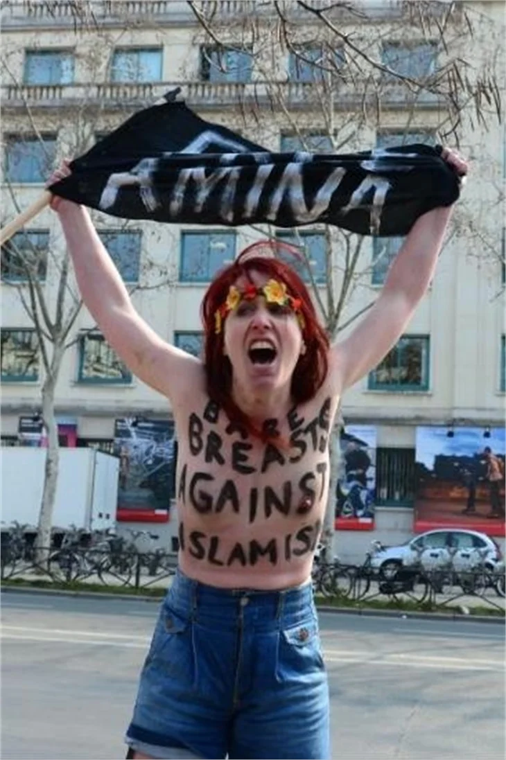 Femenler yine soyundu!