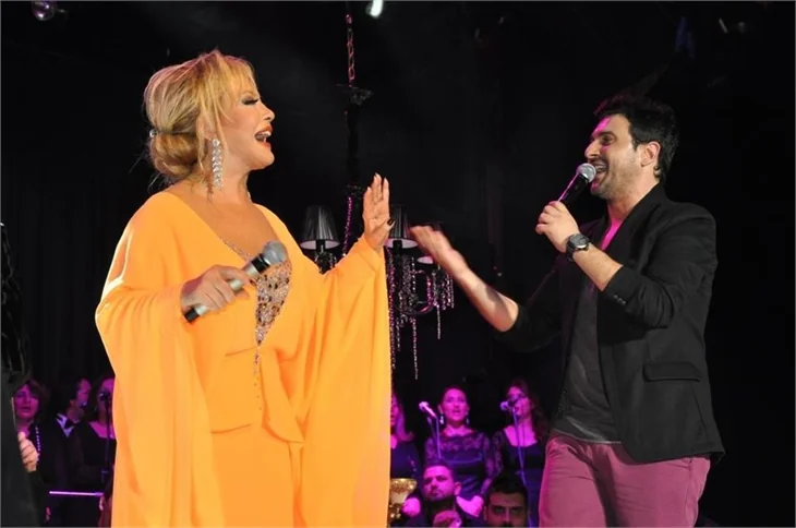 Emel Sayın ünlü dostlarıyla sahnede!