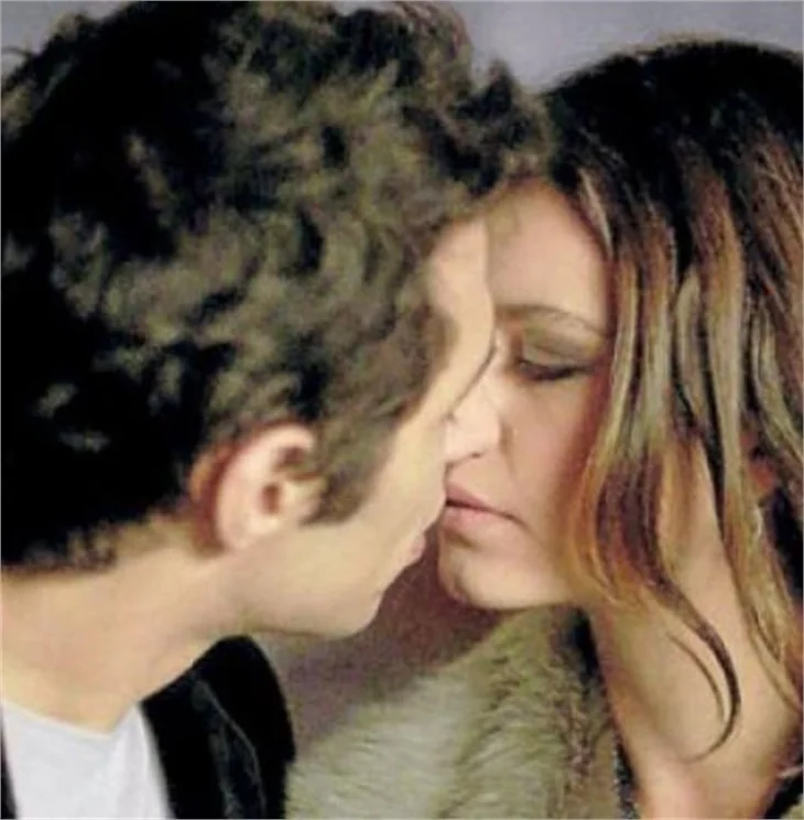 Beren Saat'in cüretkar sahneleri!