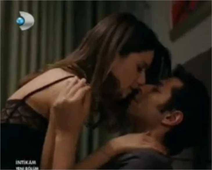 Beren Saat'in cüretkar sahneleri!